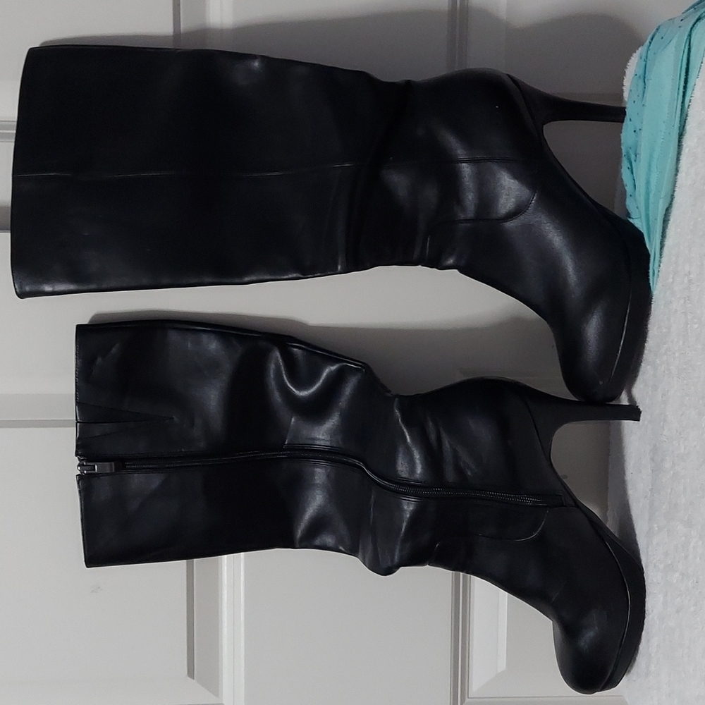Liz Claiborne healed blk boots, size 10.